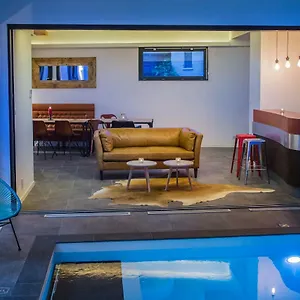 Pradelle Et Swimming Pool Couette-café